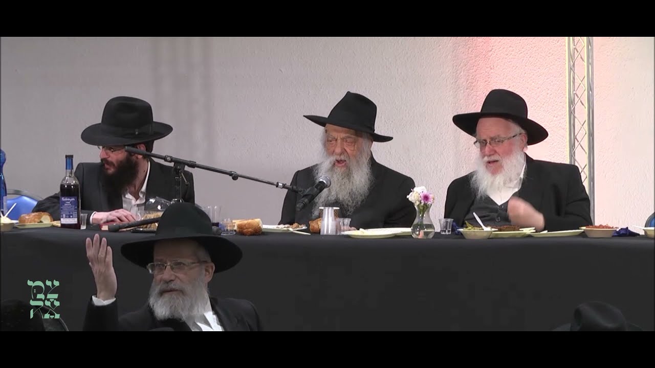 הרב יואל כהן ע"ה מנגן בהתוועדות י"ט כסלו