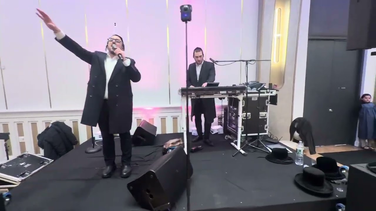 Lipa Schmeltzer singing at the wedding of Yossi fulop | 🎹 Shia Leitner on the Keys.