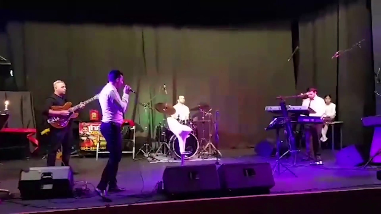 אלעד שער הוציאה ממסגר נפשי בהופעה