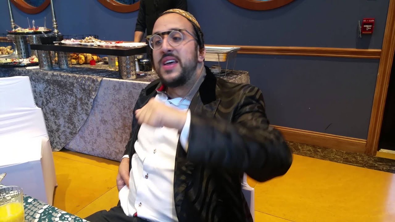 Lipa Schmeltzer Composes a song  on the spot at a Bris