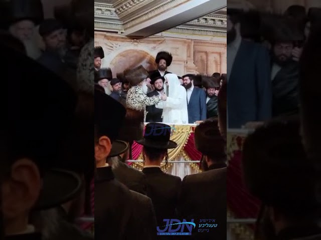 Chief rabbi of Morocco rabbi yoshiyahu Pinto Dances With Viznitz Rebbe R' Mendel