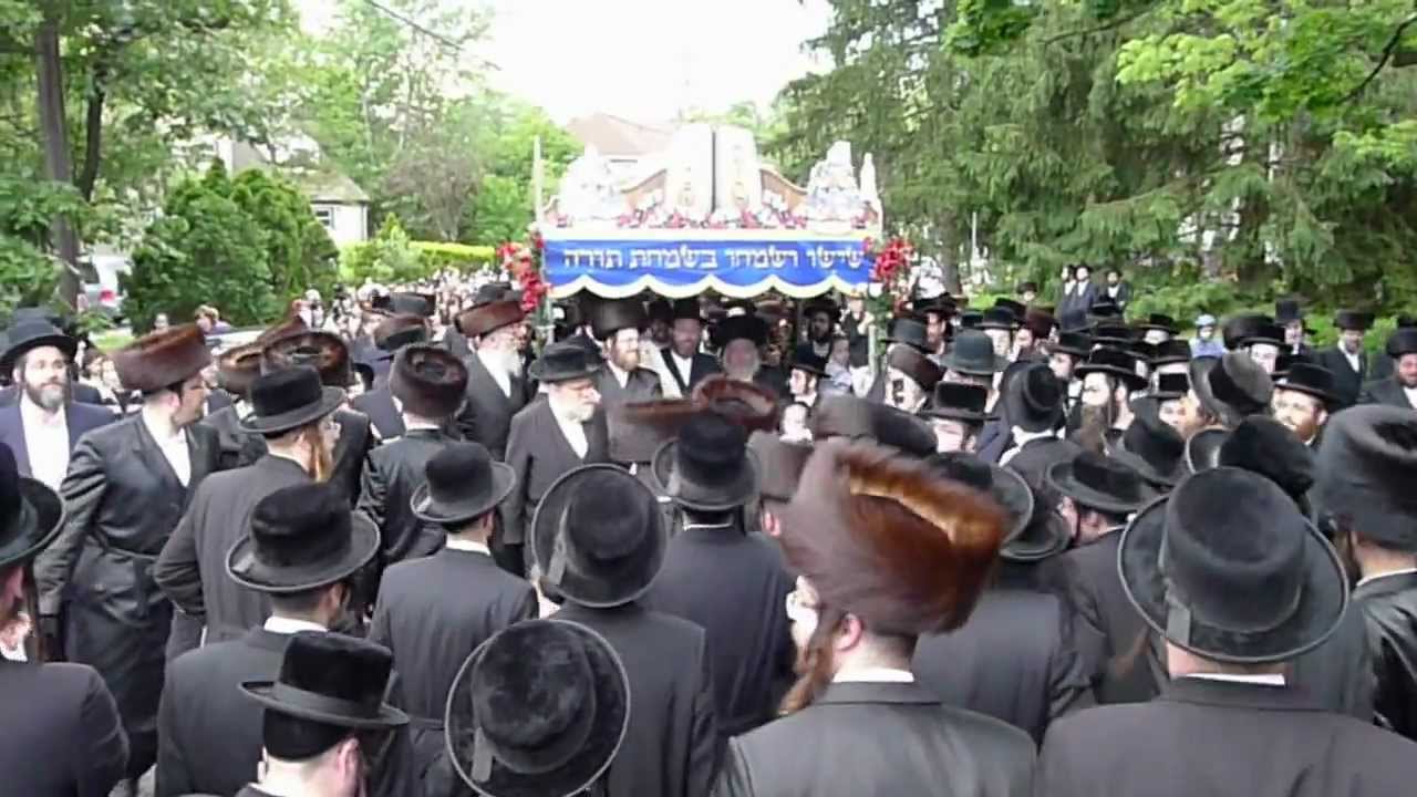 Sefer Torah Prosession in Monsey donated by the Linder Family