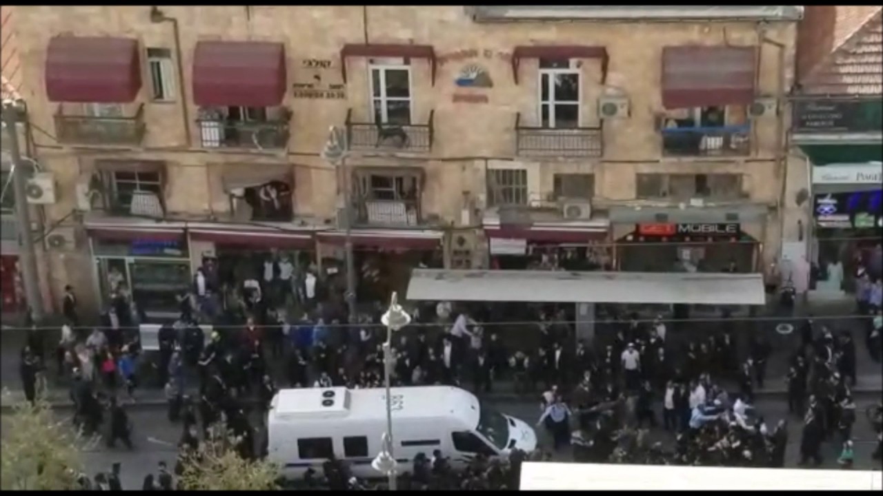 Police Van Carrying Rabbi Berland To Court Surrounded By Chassidim