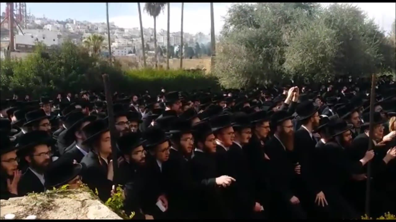 Skver Rebbe At Meoras Hamachpela In Hebron
