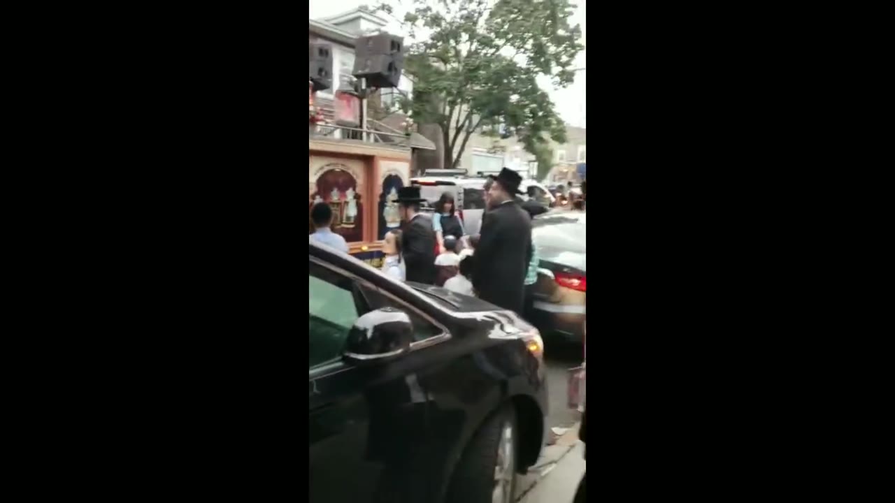 Hachnosas Sefer Torah Ends In NYPD Making Arrests